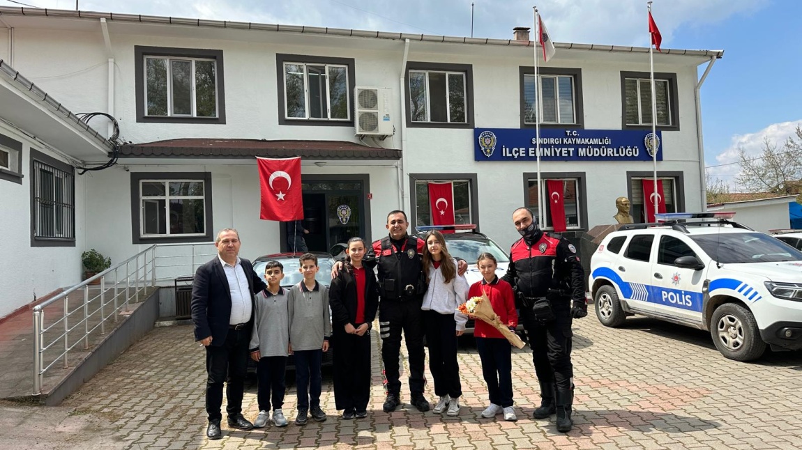 Türk Polis Teşkilatı'nın 180. Kuruluş Yıl Dönümü dolayısıyla Sındırgı İlçe Emniyet Müdürlüğü'nü ziyaret ettik.